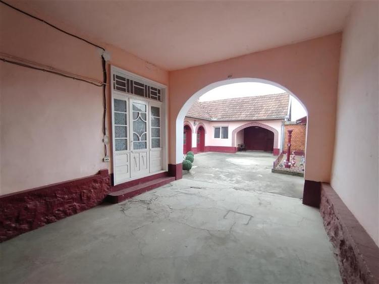 Casă individuală cu 6 camere cu Canalizare în Răcășdia