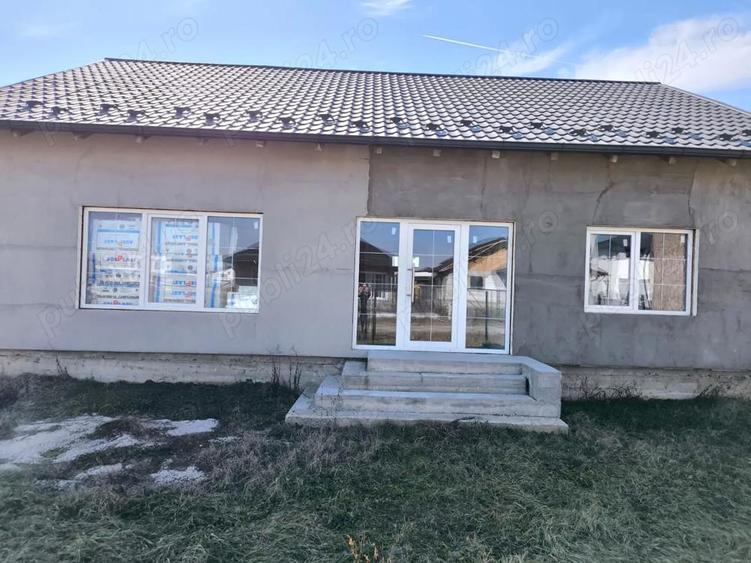 De vanzare casa cu 3 camere ,terasa de 25 metri patrati si gradina - 1