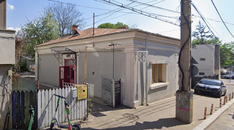 Casă individuală cu 5 camere cu Teren 400 Mp în Central