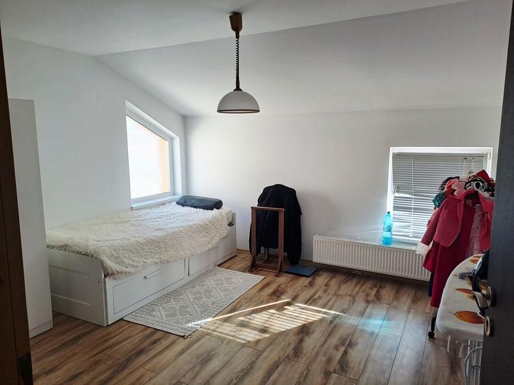 Casă cu 4 camere cu Teren 325 Mp în Moșnița Nouă