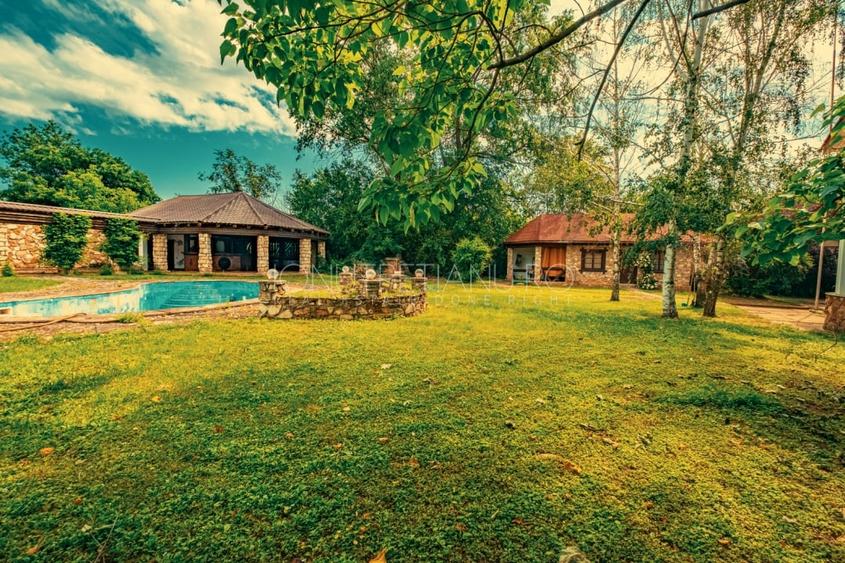 Casă individuală cu 7 camere cu Teren 4000 Mp în Izvorani