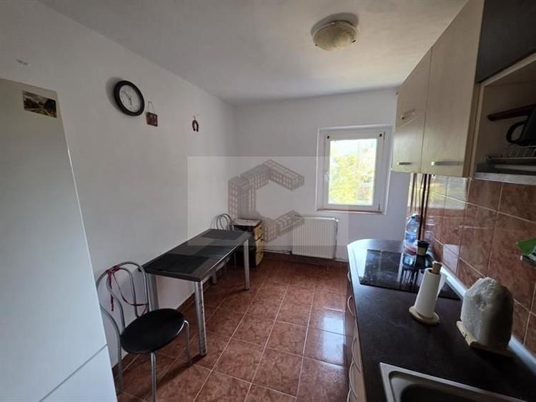 Apartament cu 3 camere decomandat, mobilat în Girocului