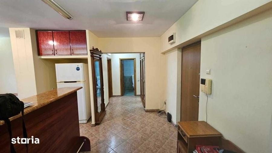 Apartament cu 3 camere semidecomandat în Independenței