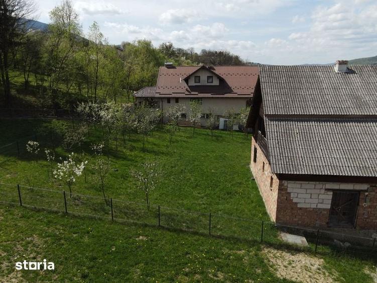 Casă cu 4 camere cu Teren 9000 Mp în Central