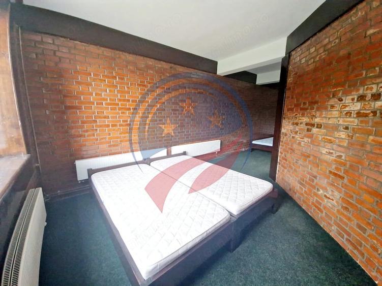 Casă cu 16 camere cu Teren 1448 Mp în Eșelnița