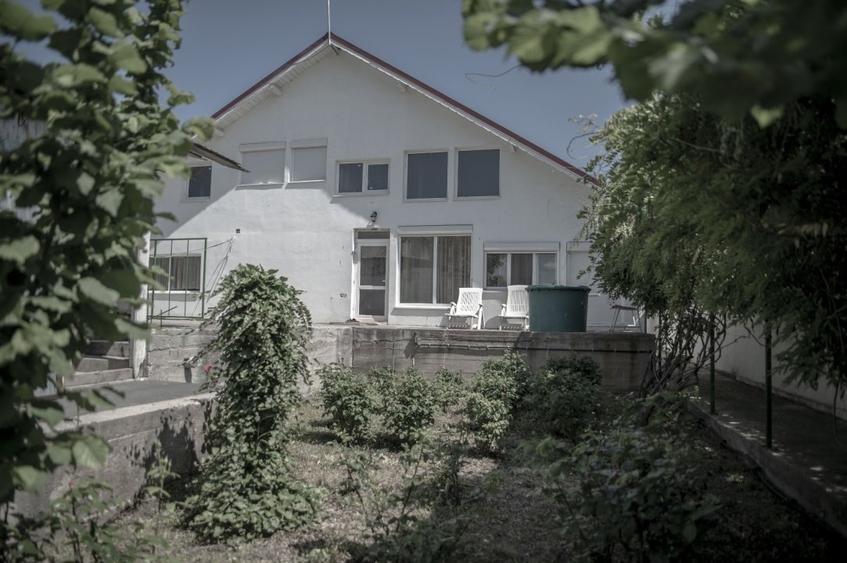 Casă individuală cu 9 camere cu Canalizare în Pleșești (Berca)