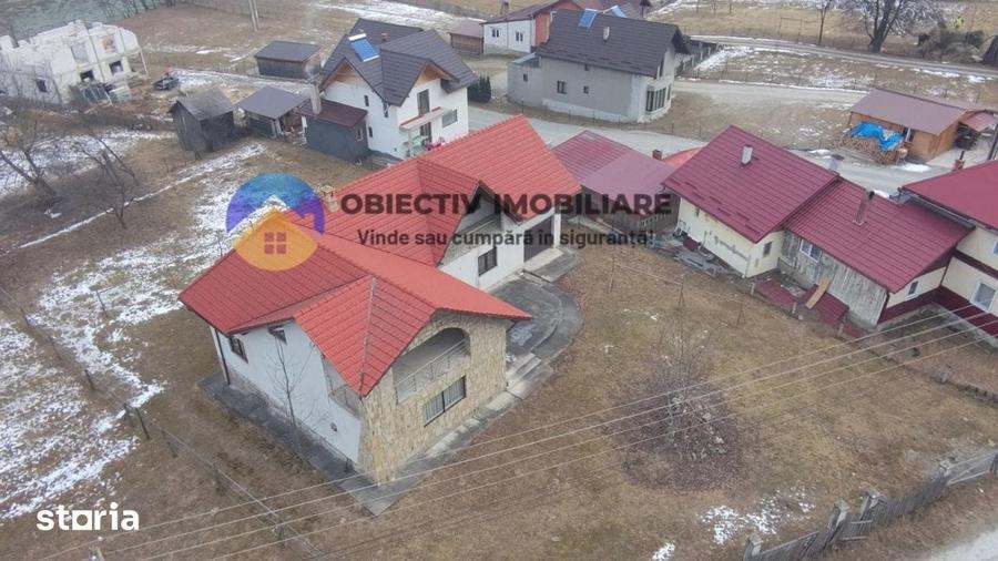 Casă cu 4 camere cu Teren 1376 Mp în Borca