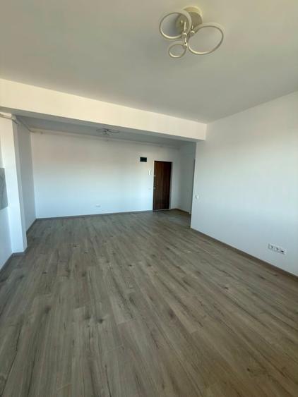 Apartament cu 5 camere semidecomandat în Central