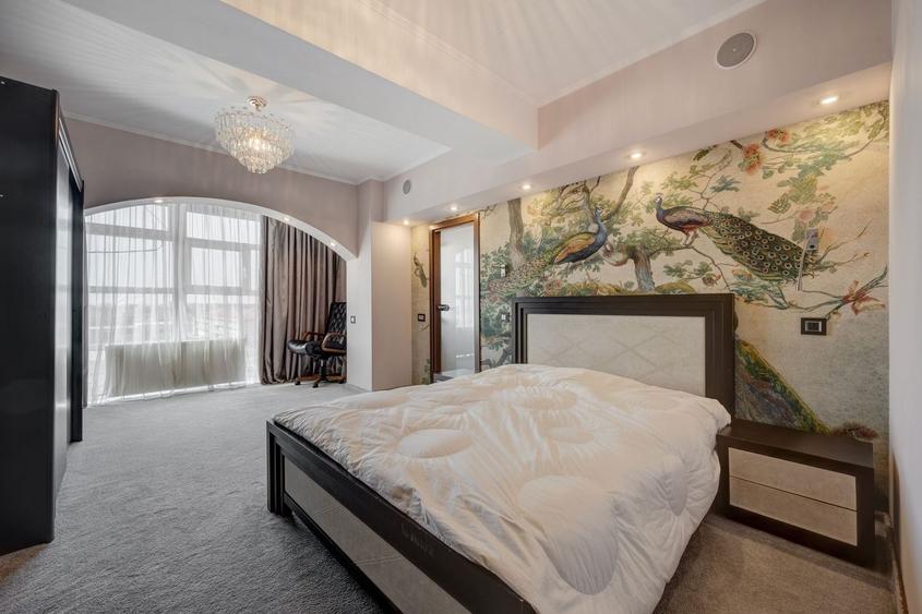 Penthouse cu 3 camere semidecomandat în Central