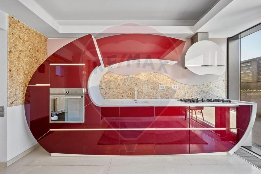 Casă cu 6 camere cu Piscina în Găneasa