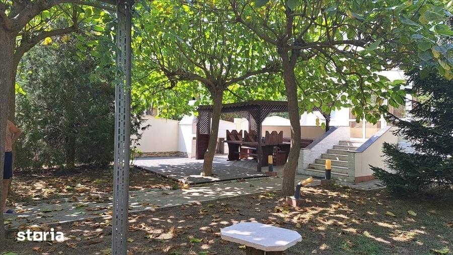Casă cu 8 camere cu Teren 560 Mp în Central