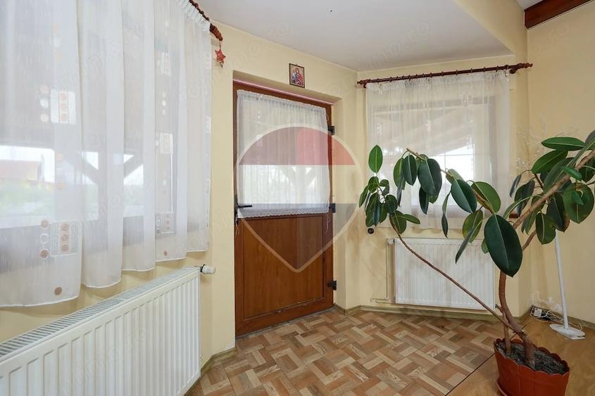 Casă cu Teren 2389 Mp în Sânpetru