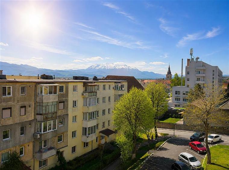 Apartament cu 2 camere semidecomandat, mobilat în Central