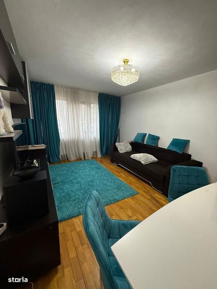 Apartament cu 3 camere semidecomandat în Craiovița Nouă