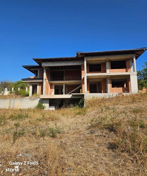 Casă cu 4 camere cu Teren 1400 Mp în Central