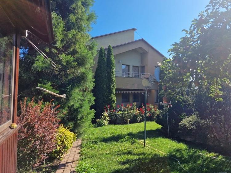 Casă individuală cu 6 camere cu Canalizare în Central
