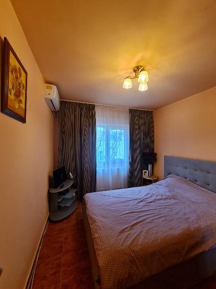 Apartament cu 3 camere decomandat, mobilat în Casa de Cultură