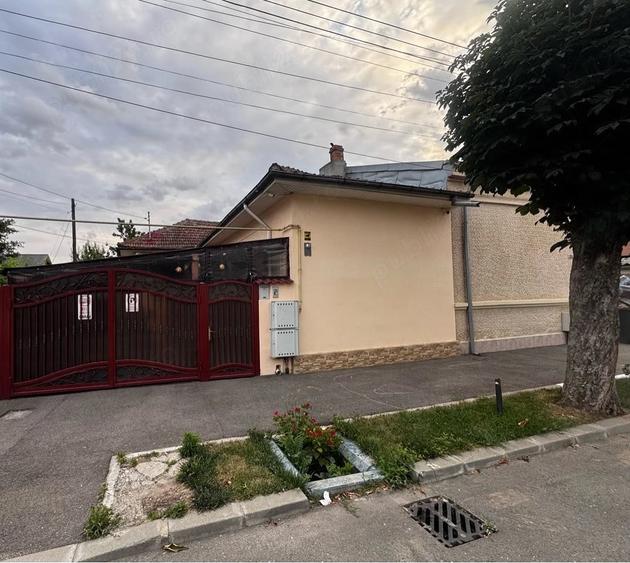 Casă cu 3 camere cu Teren 220 Mp în Central