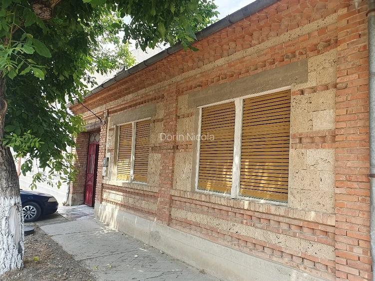 Casă cu 7 camere cu Teren 900 Mp în Central