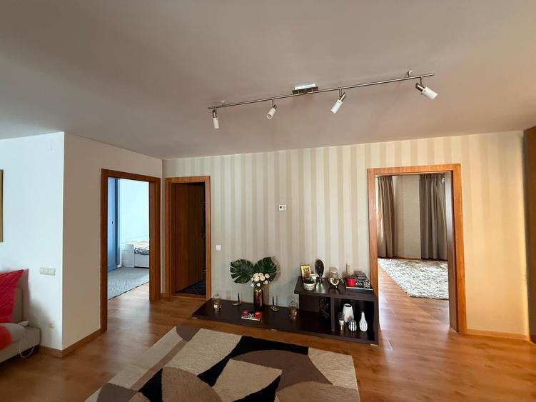 Apartament cu 3 camere decomandat în Dorobanți