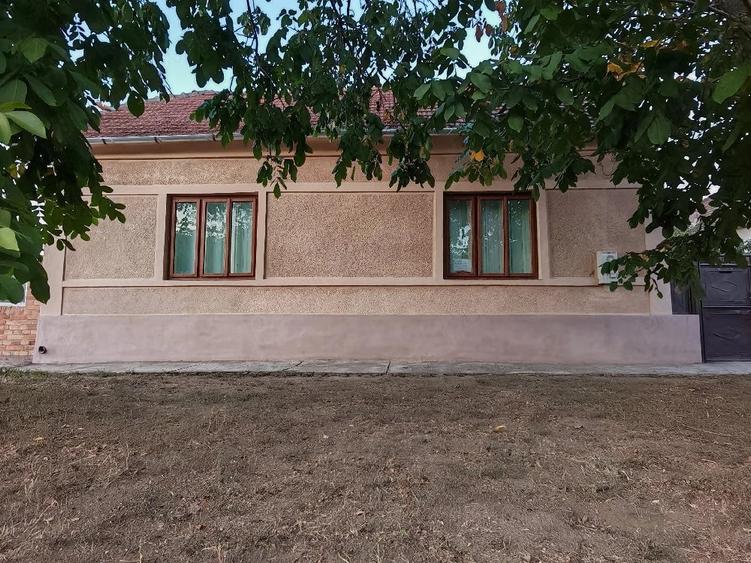 Casă cu 3 camere cu Teren 1439 Mp în Pesac