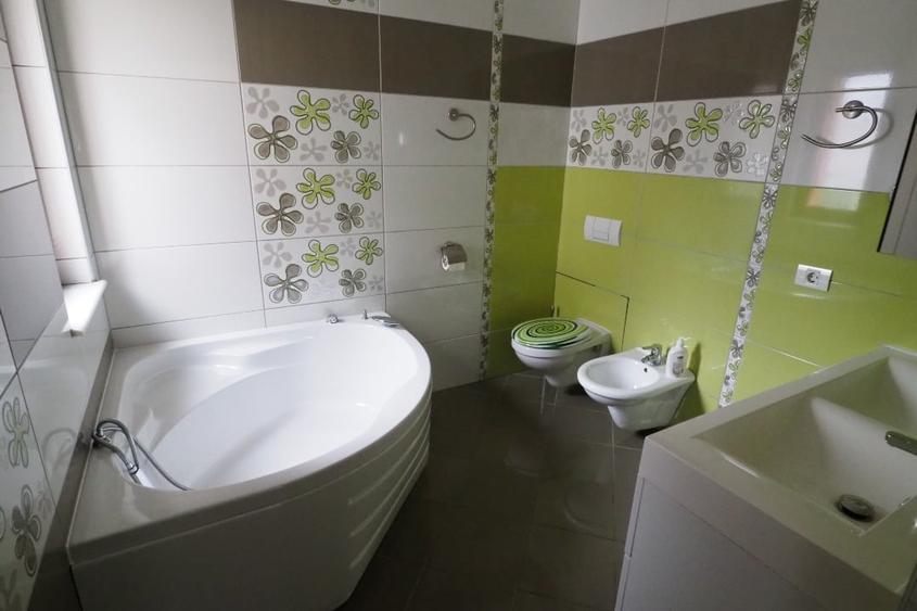 Duplex cu 6 camere cu Canalizare în Central