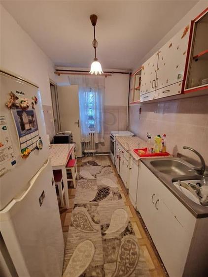 Apartament cu 3 camere semidecomandat, mobilat în Girocului