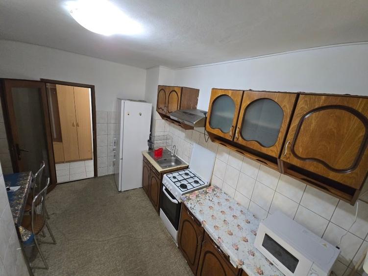 Apartament cu 3 camere decomandat, mobilat în Complex Studențesc