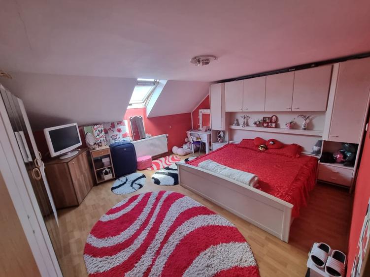 Casă individuală cu 8 camere cu Teren 250 Mp în Central