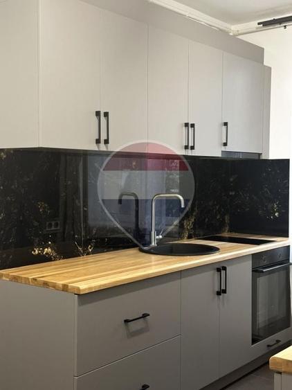 Apartament cu 2 camere semidecomandat, mobilat în Central