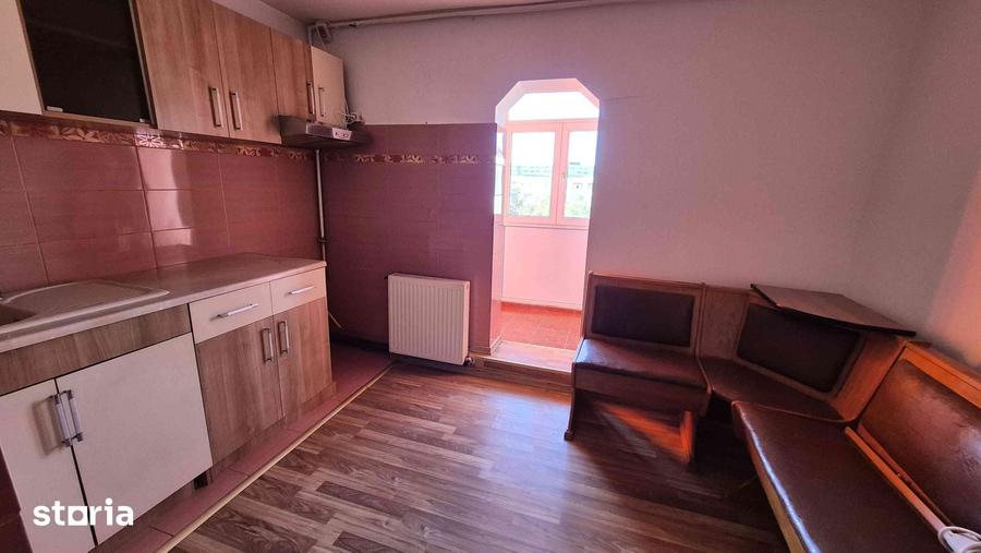 Apartament cu 3 camere în Broșteni