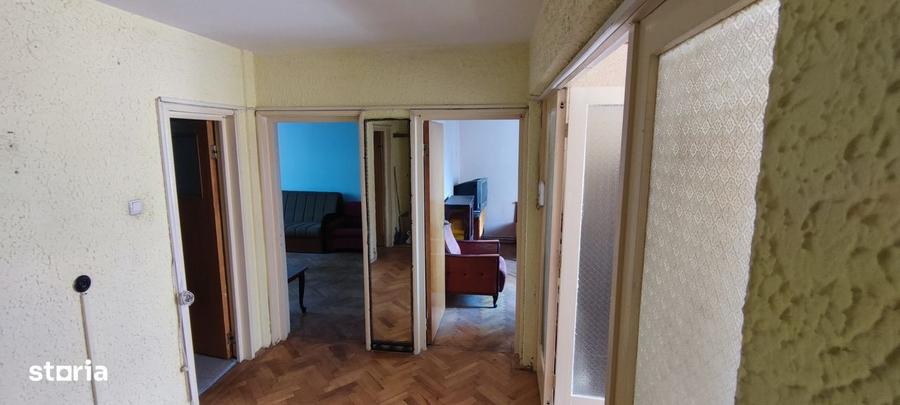 Apartament cu 3 camere decomandat în Dărmănești