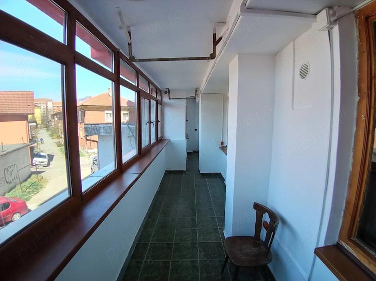 Apartament cu 4 camere semidecomandat în Petros