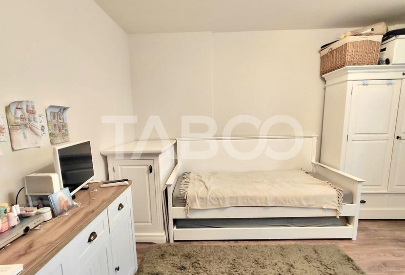 Apartament cu 3 camere decomandat, mobilat în Borhanci