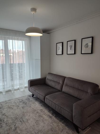 Apartament cu 3 camere semidecomandat în Central
