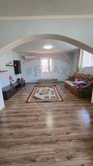 Casă cu 5 camere cu Teren 1375 Mp în Dârlos