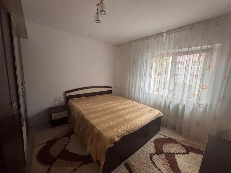 Apartament cu 3 camere decomandat în Calea București