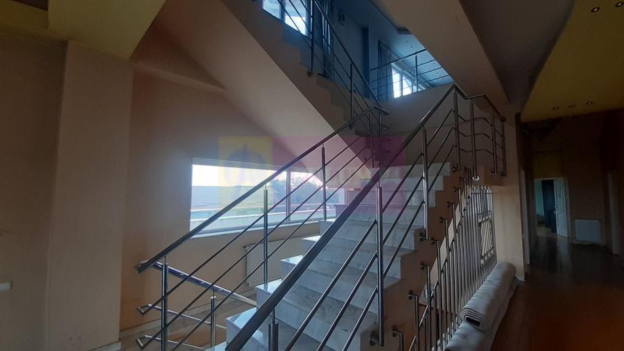 Casă individuală cu 7 camere cu Canalizare în Central