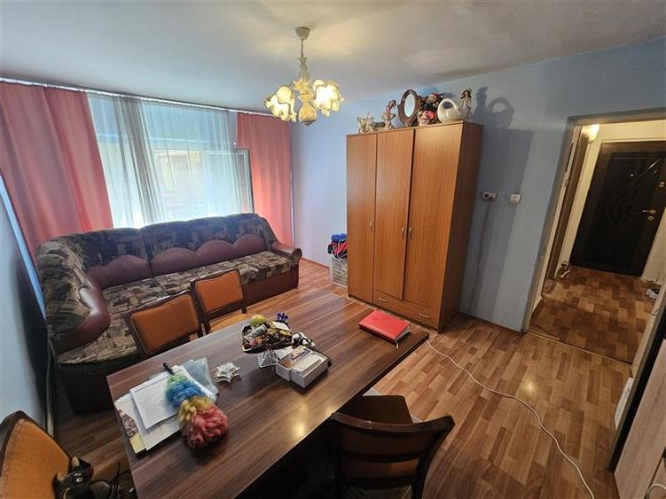 Apartament cu 3 camere decomandat în Micro IV