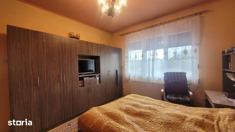 Casa solida ?i spa?ioasa in centrul ora?ului Livada - 13