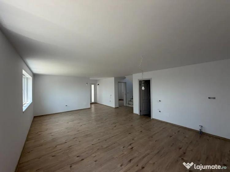 Casă cu 5 camere cu Teren 307 Mp în Malu Mare