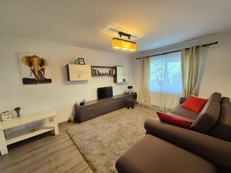 Apartament cu 2 camere decomandat în Tractorul