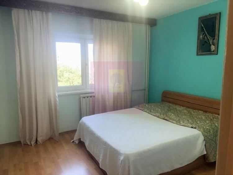 Apartament cu 3 camere decomandat în Drumul Sării