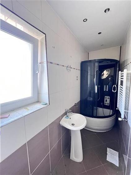 Casă individuală cu 6 camere cu Canalizare în Central