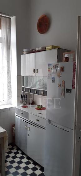 Apartament cu 3 camere semidecomandat, mobilat în Central