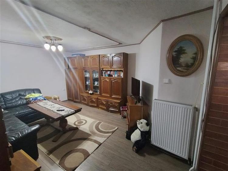 Casă individuală cu 7 camere cu Teren 220 Mp în Nord-Est