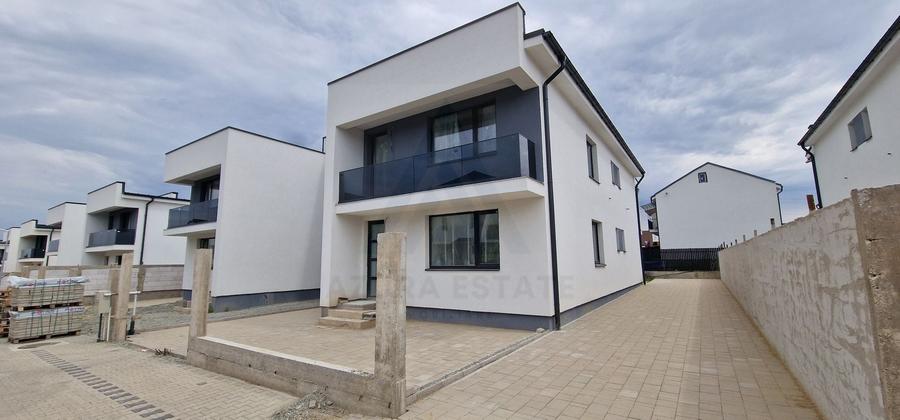 Duplex cu 4 camere cu Canalizare în Exterior Sud