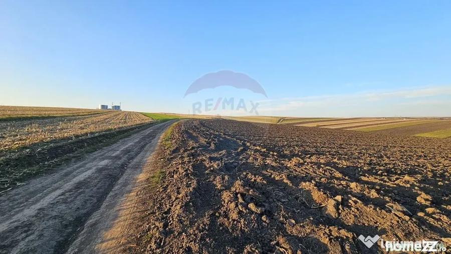 Teren de 30077 mp, în Stroiești