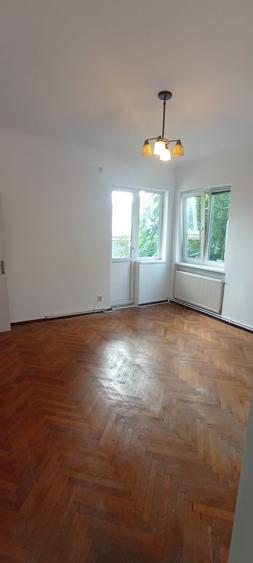 Apartament cu 3 camere semidecomandat în Tineretului