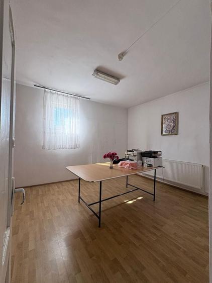 Casă individuală cu 10 camere cu Canalizare în Central